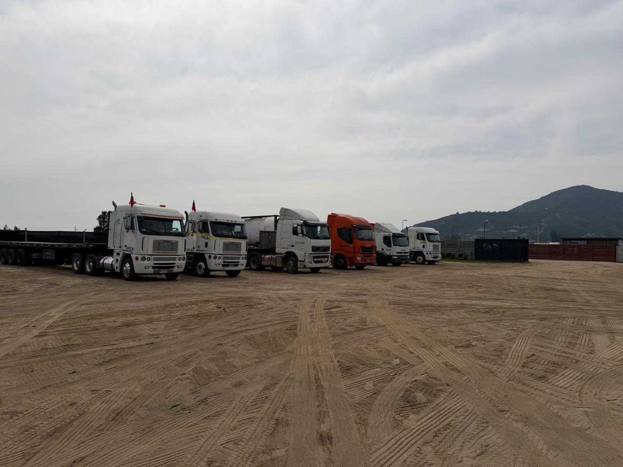 Flota de Transportes Urifu con los cerros de Casablanca de fondo