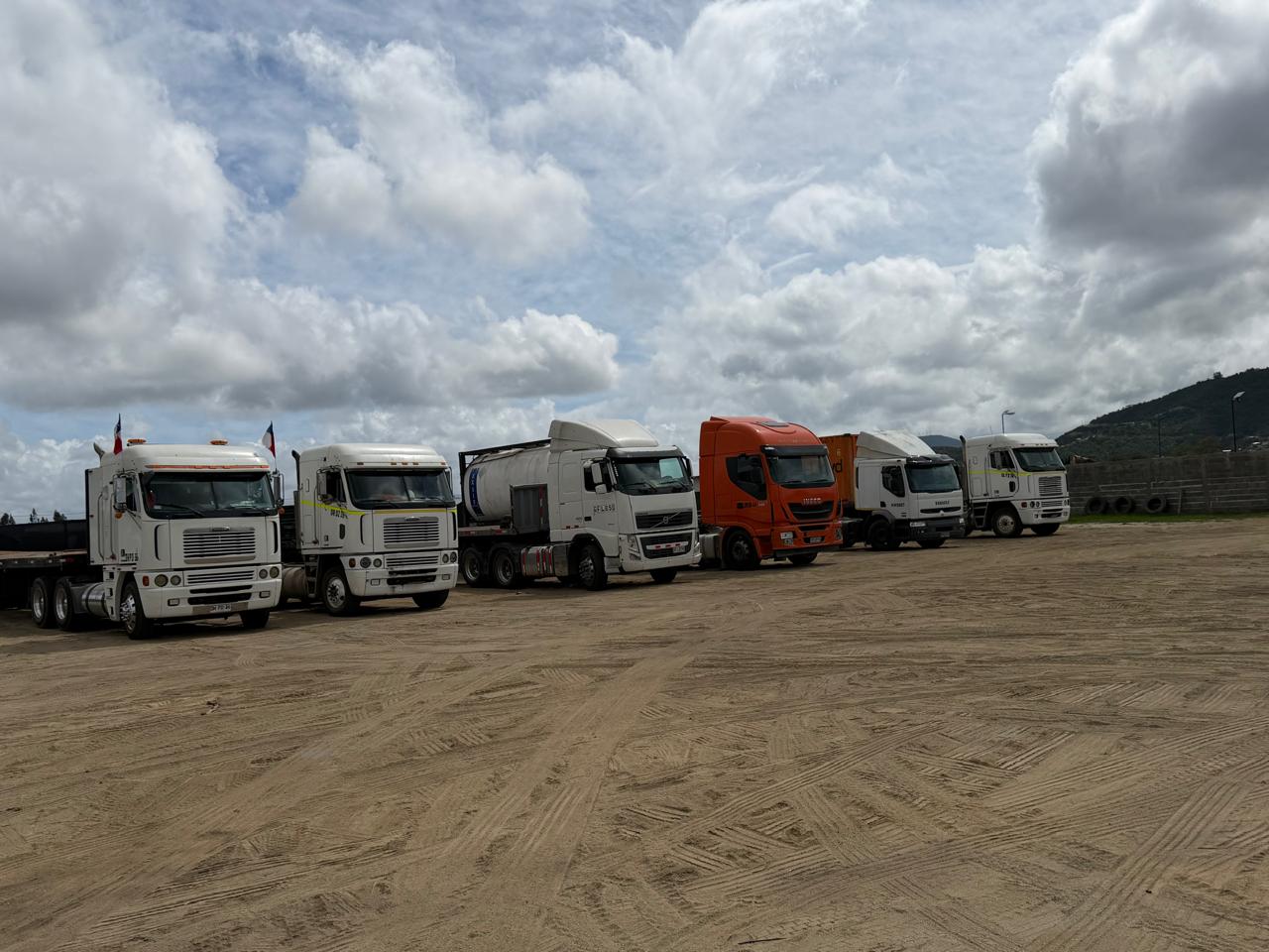 Seis camiones de la flota estacionados en el patio de Casablanca